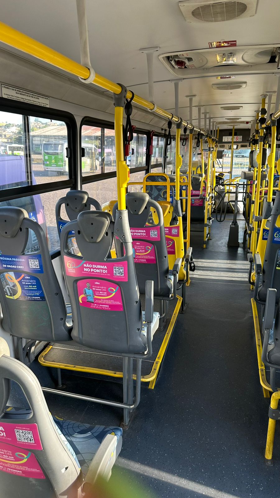 Imagem interna do ônibus
